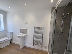 Master En-suite- click for photo gallery